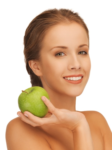 imagen de mujer hermosa con manzana verde.