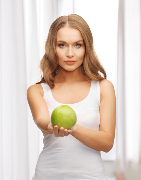 imagen de mujer hermosa con manzana verde