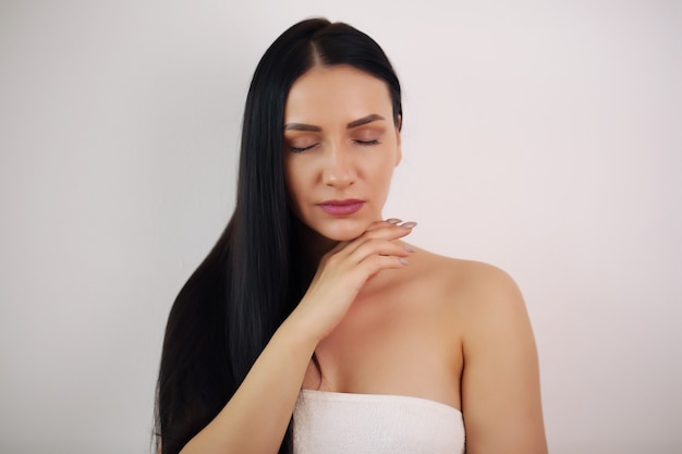 Imagen de mujer hermosa mujer hermosa en el salón de spa