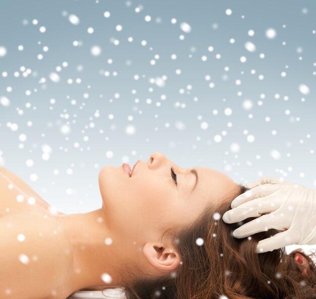 imagen de mujer hermosa en el salón de masajes con nieve