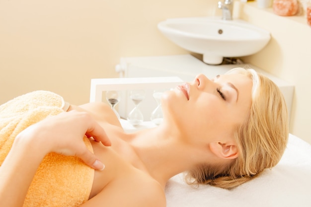 imagen de mujer hermosa en el salón de spa