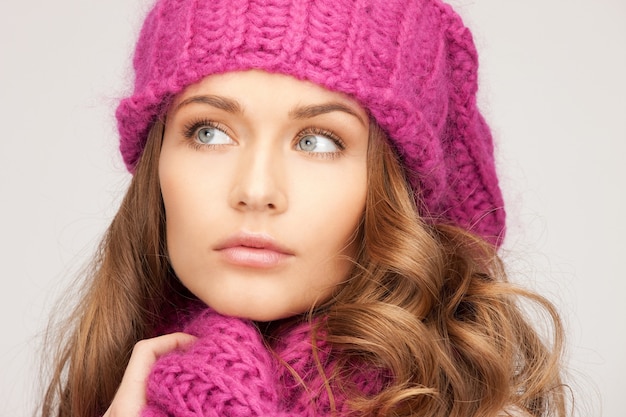 imagen de mujer hermosa con sombrero de invierno