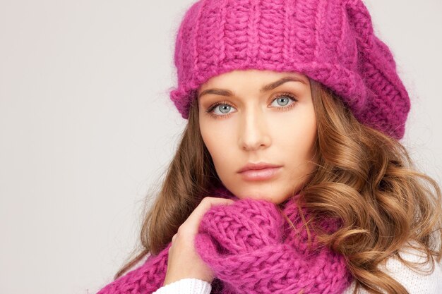 imagen de mujer hermosa con sombrero de invierno