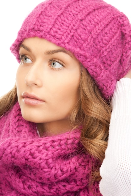 imagen de mujer hermosa con sombrero de invierno