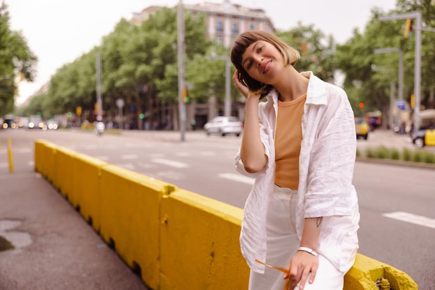 Imagen de una mujer hermosa y sonriente que se queda en la ciudad