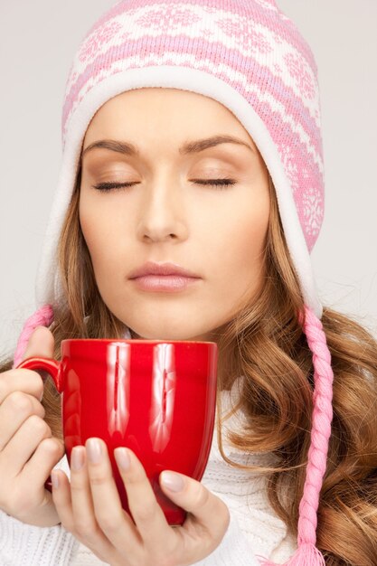 imagen de mujer hermosa con taza roja