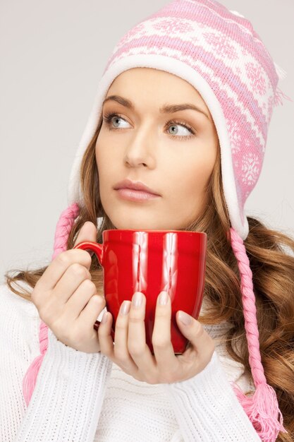 imagen de mujer hermosa con taza roja