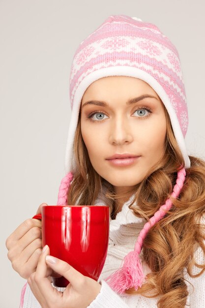 imagen de mujer hermosa con taza roja