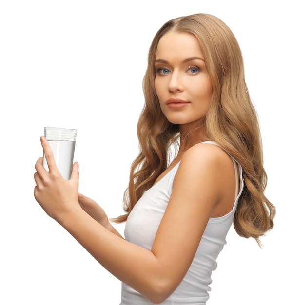 imagen de mujer hermosa con vaso de agua.