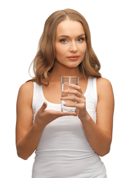 imagen de mujer hermosa con vaso de agua.