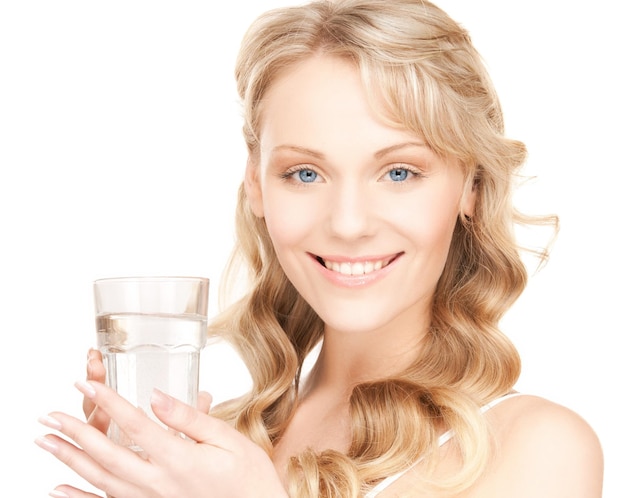 imagen de mujer hermosa con vaso de agua