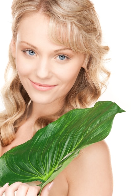 imagen de mujer con hoja verde sobre blanco