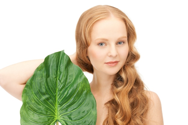 imagen de mujer con hoja verde sobre blanco