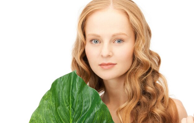 imagen de mujer con hoja verde sobre blanco