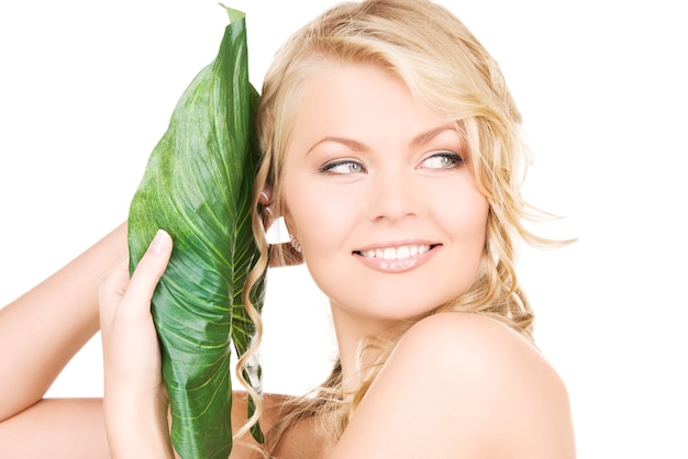 imagen de mujer con hoja verde sobre blanco