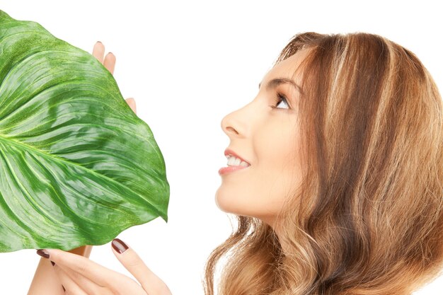 imagen de mujer con hoja verde sobre blanco