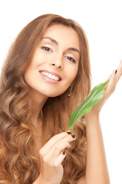 Foto imagen de mujer con hoja verde sobre blanco