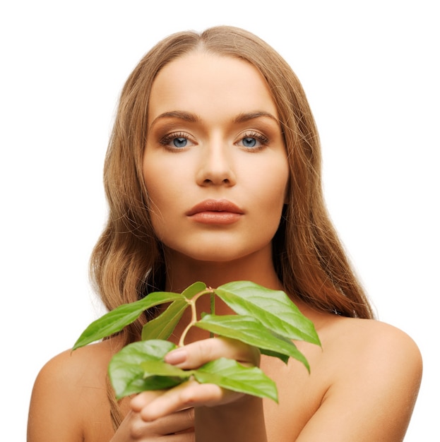 imagen de mujer con hoja verde sobre blanco.