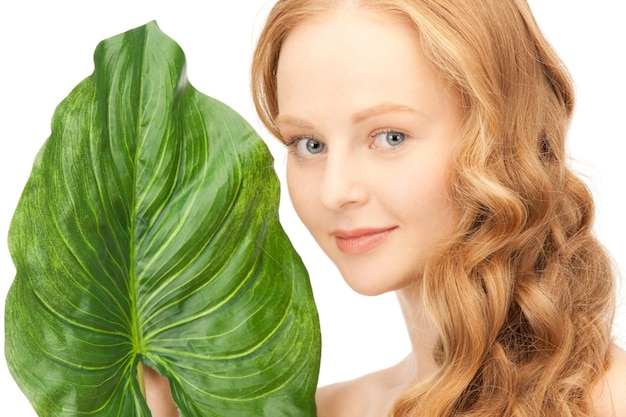 imagen de mujer con hoja verde sobre blanco