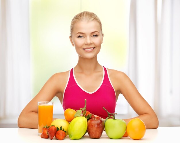 imagen de mujer joven con alimentos orgánicos o frutas