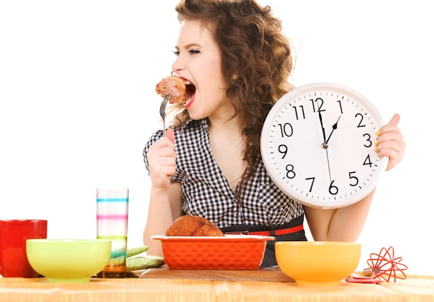 imagen de mujer joven y atractiva en la cocina