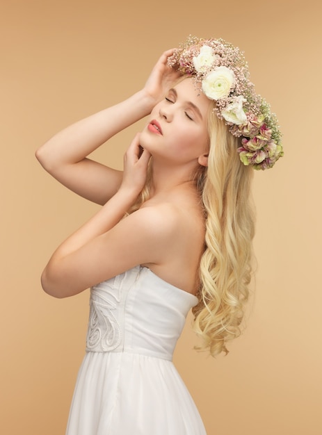 imagen de mujer joven con corona de flores.