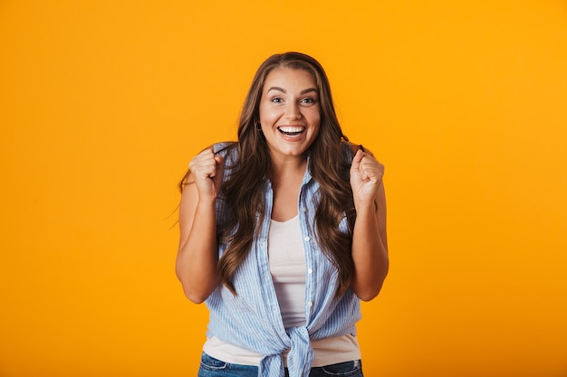 Imagen de mujer joven emocionada