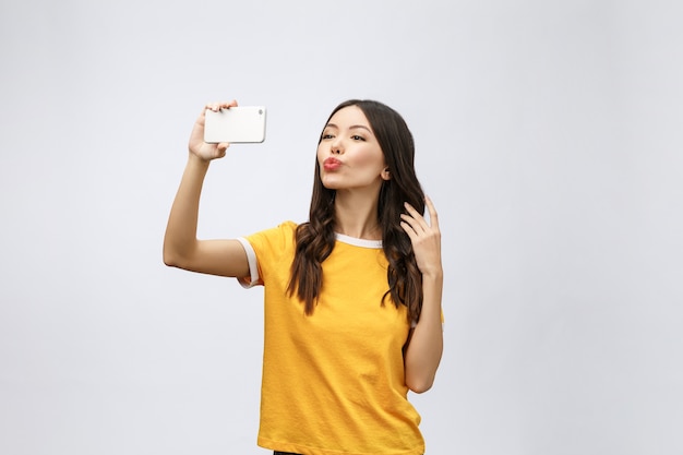 Imagen de mujer joven feliz emocionada