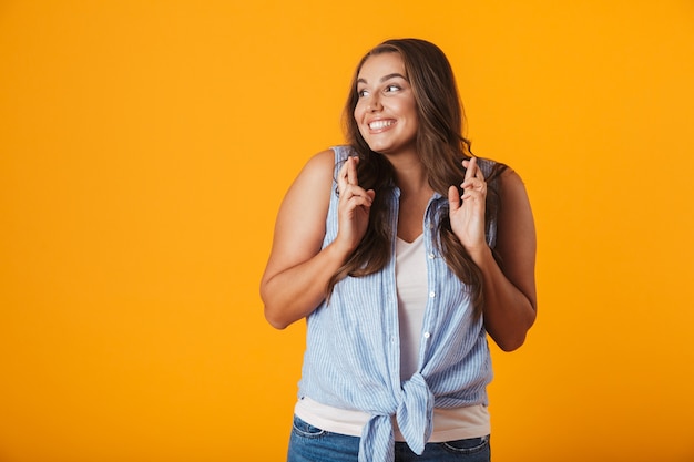 Imagen de una mujer joven feliz que muestra un gesto de esperanza.