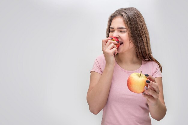 Imagen de mujer joven mordida pedazo de manzana