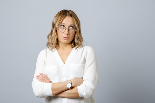 Imagen de mujer joven nerviosa pensativa aislada