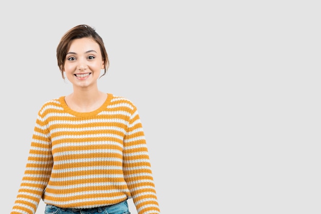 Imagen de una mujer joven de pie y posando