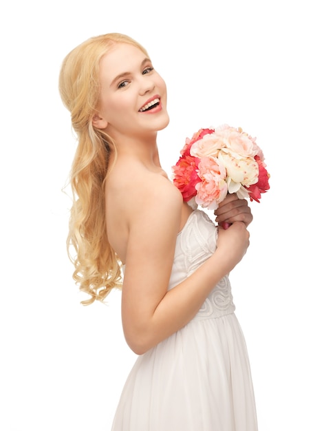 imagen de mujer joven con ramo de flores.