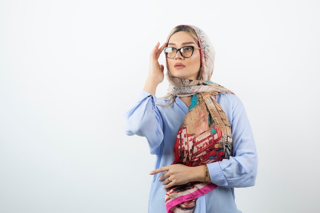 Imagen de mujer joven rubia con pañuelo con gafas.