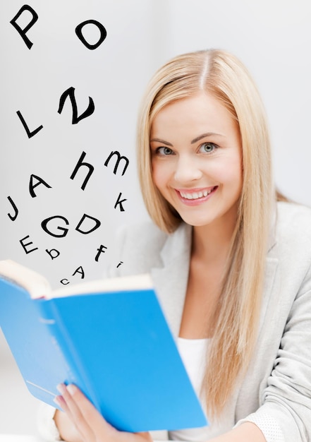 imagen de mujer joven sonriente leyendo un libro