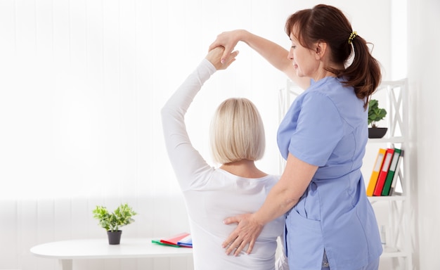 Imagen de una mujer de mediana edad durante la rehabilitación en una clínica profesional