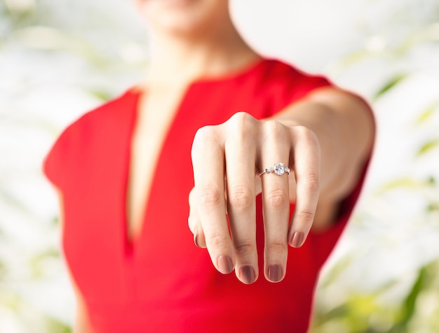 imagen de mujer mostrando anillo de bodas en su mano