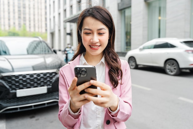 Imagen de mujer de negocios asiática en la calle