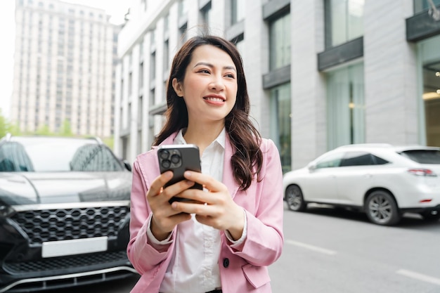 Imagen de mujer de negocios asiática en la calle