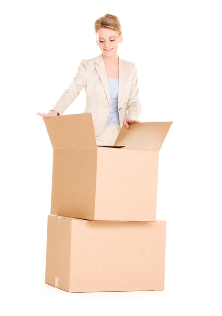 Imagen de mujer de negocios con cajas sobre blanco