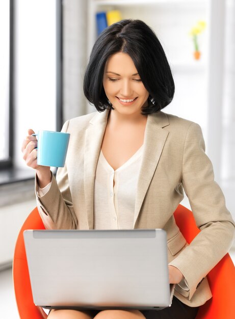 imagen de mujer de negocios en casa con laptop y taza