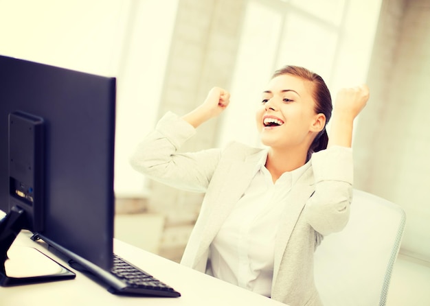 imagen de mujer de negocios feliz con computadora en la oficina