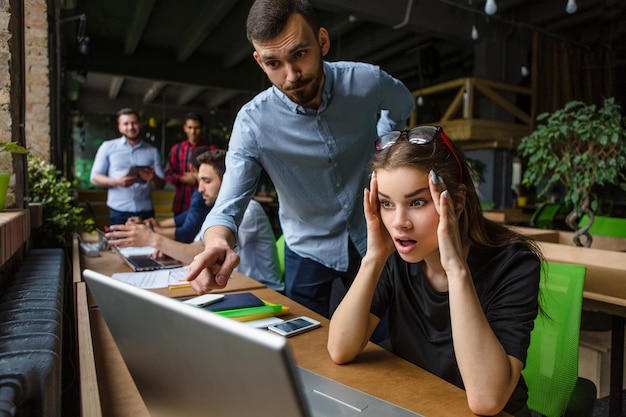 Imagen de una mujer de negocios frustrada mirando la pantalla de una computadora portátil Hermosa dama que parece triste o sorprendida