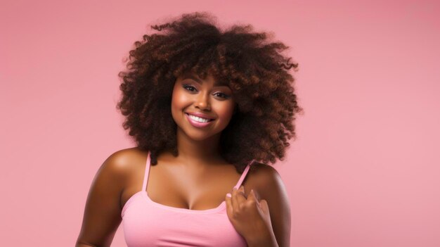 Imagen de una mujer negra gorda y linda con camiseta y pantalones cortos