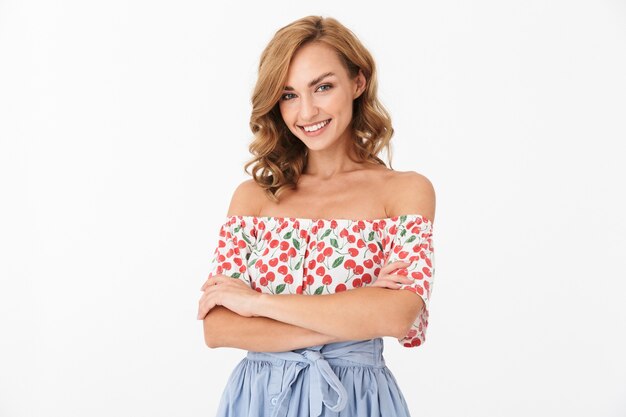 Imagen de una mujer positiva alegre joven feliz posando aislada sobre la pared blanca.