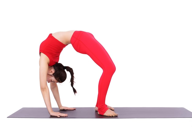 Foto imagen de una mujer practicando yoga hermosos movimientos de yoga practicando yoga en casa