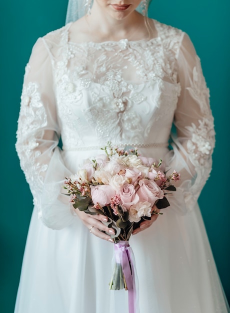 Imagen de mujer con ramo de novia ceremonia día de la boda con anillos de boda