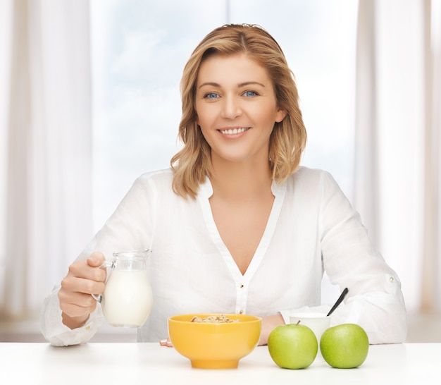 Imagen de mujer en ropa casual con desayuno saludable