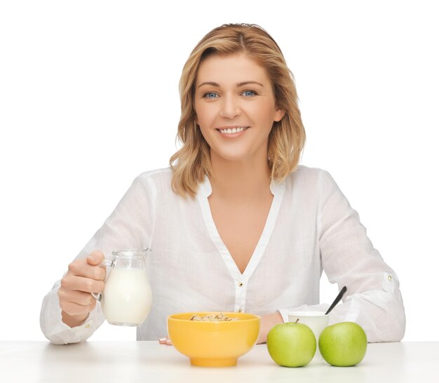 Imagen de mujer en ropa casual con desayuno saludable