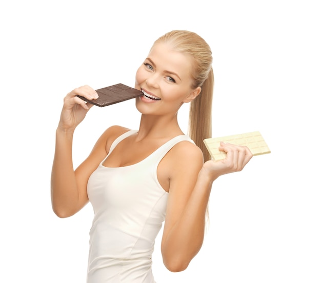 Imagen de mujer sonriente con chocolates blancos y oscuros